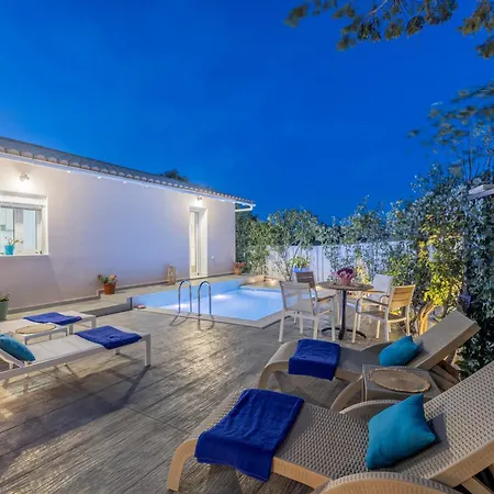 Soso's Garden House With Pool בית נופש Plános