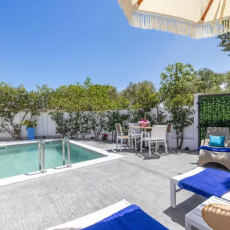 Soso's Garden House With Pool בית נופש